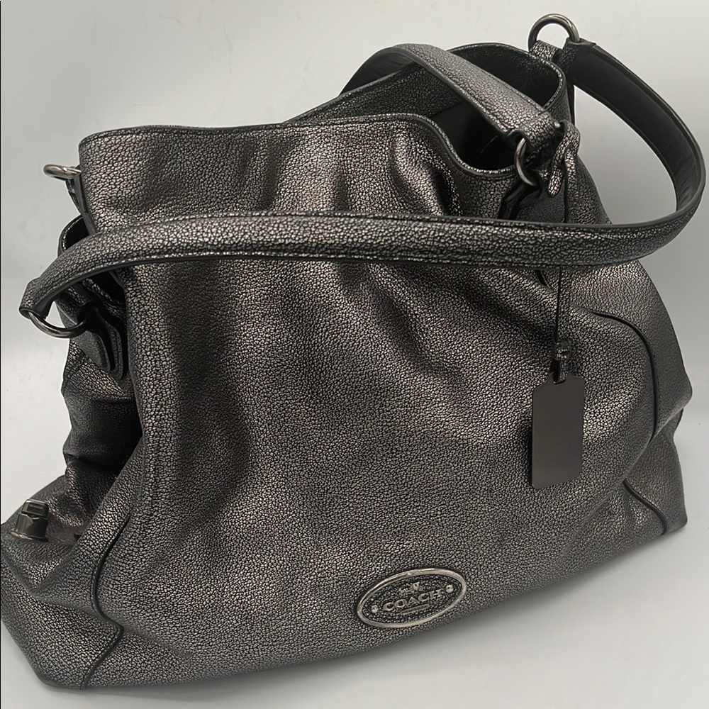 Coach Silver Leather Shoulder Bag with Sophisticated Design
